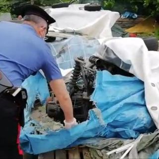 Borgaro, 300 tonnellate di rifiuti speciali e 25 auto in stato di abbandono: i carabinieri sequestrano una discarica abusiva
