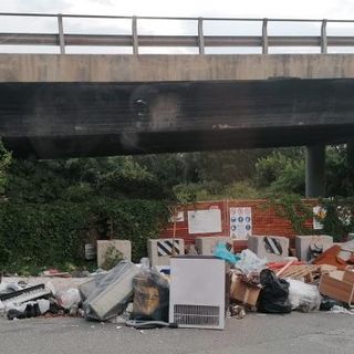 Moncalieri, scoperto e multato di mille euro l'uomo che aveva creato discarica abusiva in Borgata Barauda