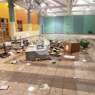 Plexiglass frantumati, uffici assaltati: le immagini di una notte di disordini al minorile di Torino [FOTO]
