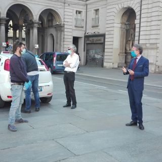 I taxisti torinesi distribuiscono 300 mascherine ai loro colleghi di fronte al Comune di Torino (FOTO)
