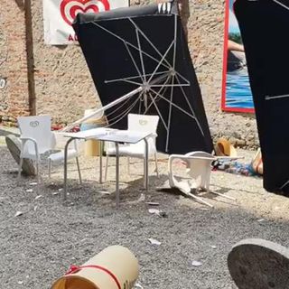 Distrugge il dehor del bar della Basilica di Superga con un bastone: arrestato [FOTO E VIDEO]