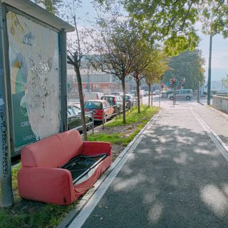 divano abbandonato
