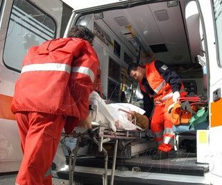 Incidente in una cascina di Cirié: un uomo cade da tre metri d'altezza