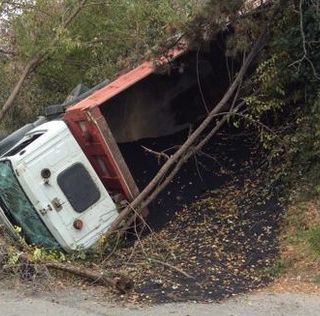 Givoletto: esce fuori strada con il camion e si schianta contro un albero, morto il conducente