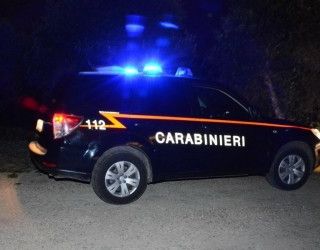 Si segna la targa dell'auto dei ladri e fa arrestare rapinatori