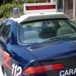 Fugge dopo lo scontro con un'auto, è caccia al pirata della strada