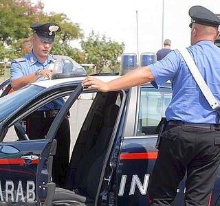 Prendono in ostaggio un cliente e rapinano la tabaccheria, è caccia ai banditi