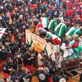 Carnevale di Ivrea, vincono i &quot;Diavoli&quot;: in tre giorni più di 470 feriti