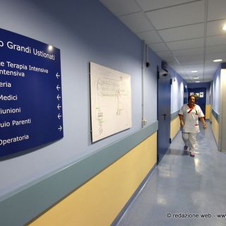 Investita dalle fiamme mentre accende la stufa, grave anziana
