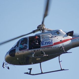 Enel, un elicottero per controllare dall'alto le linee elettriche