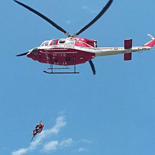 Anziano si lancia nel fiume Dora, salvato dai pompieri