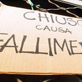 Cartello appeso a una saracinesca