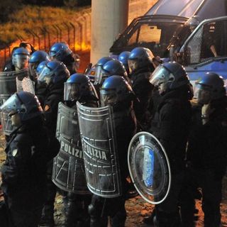Assalto al cantiere Tav con i fuochi d'artificio, dispersi manifestanti