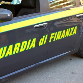La GdF scopre un outlet dei prodotti falsificati: tutto parte da piazza Benefica