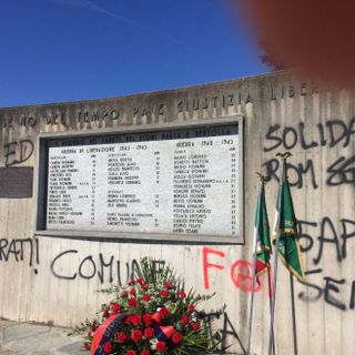 Imbrattato dagli anarchici il monumento ai partigiani della Barca
