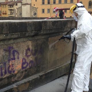 Lunedì intervento straordinario di rimozione delle scritte sui muri degli edifici pubblici