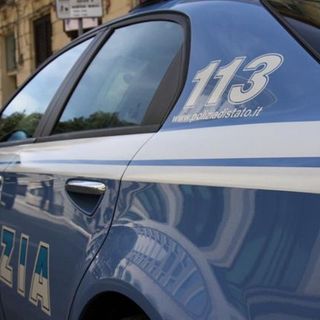Prova lo spray urticante e intossica i condomini di uno stabile in via Saluzzo