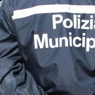 Fotografie osé sui vetri dello spogliatoio dei vigili, avviata indagine interna