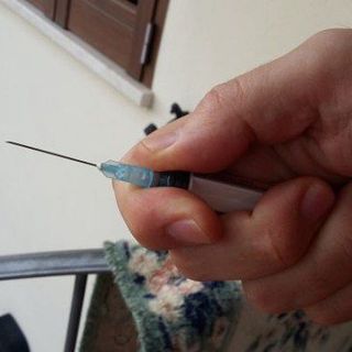 Rapina un farmacista con una siringa, arrestato 30enne