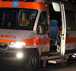 Ivrea, tenta di scavalcare la recinzione di casa ma resta impigliato e muore strangolato