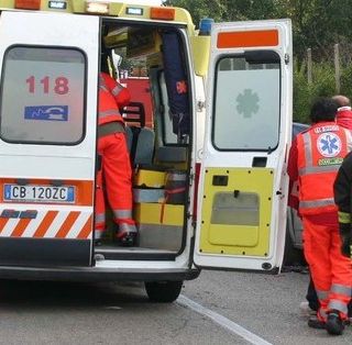 Incidente stradale: si ribalta con l'automobile, muore 19enne