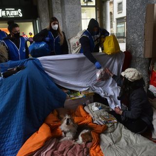 cibo e abiti per i senzatetto