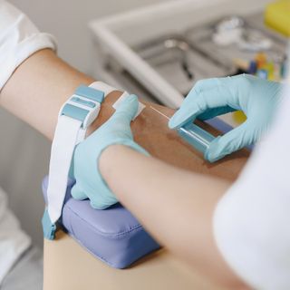 Superando la paura dell'ago, la donazione del sangue prevale come gesto di altruismo. I risultati del sondaggio di Serenis