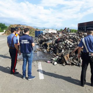 Incendio all’impianto Cidiu di Druento, i carabinieri indagano sulle origini del rogo (VIDEO)