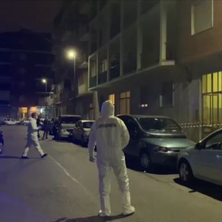 Dramma a Mirafiori, un giovane uccide i genitori con dei coltelli da cucina: lo trovano che vaga sporco di sangue [FOTO e VIDEO]