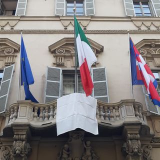 Un drappo bianco per la legalità sulla facciata del palazzo della Regione