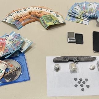 Nascondeva ecstasy, ketamina e hashish nella sua cameretta: arrestato baby pusher di 19 anni