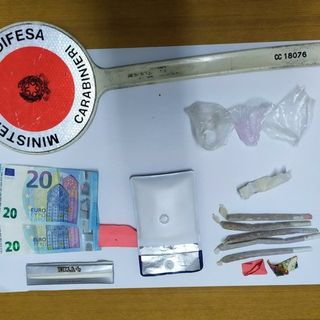 Aggredisce i carabinieri per nascondere la droga, nei guai 26enne torinese