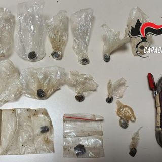 droga sequestrata su un tavolo