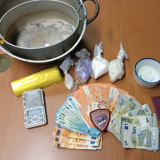In corso Giulio Cesare la &quot;casa dei pusher&quot;: trovati 66 ovuli e 1.500 euro
