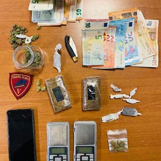 La droga era 'affare di famiglia': arrestato il maggiore e denunciato il fratello minorenne