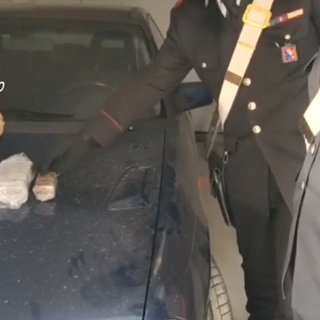 Due militari con la droga sequestrata appoggiata a un cofano