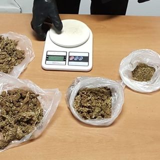 Incontravano i loro clienti davanti ai fast food: spacciatori nigeriani arrestati dai carabinieri