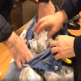 Torino, nascondeva la droga nel bucato steso al sole: arrestato