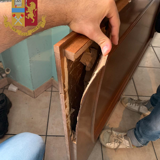 Nascondeva la droga nella porta della camera da letto: arrestato pusher &quot;recidivo&quot; a Torino (VIDEO)