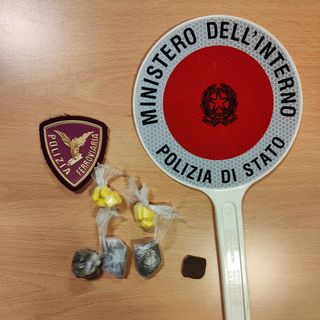 La droga sequestrata dalla Polfer La droga sequestrata dalla Polfer