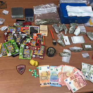 Arrestato il figlio, denunciata la madre per aggressione agli agenti