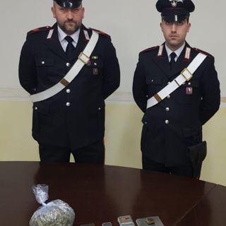 Consegnava droga a domicilio, intercettato pusher con 210 grammi di hashish e marijuana nello zaino [VIDEO]