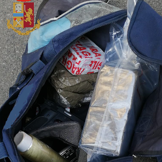 mani mostrano sacchetto di droga posta sotto sequestro