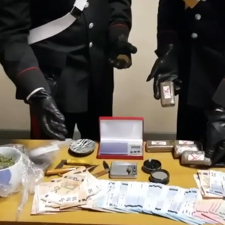 Market della droga a Pavone Canavese: arrestato un uomo, denunciata la convivente