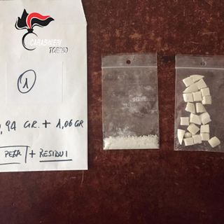 Coppia di fidanzati nascondeva cocaina e crack nella lavatrice: arrestati