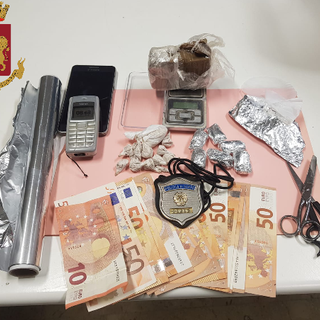 Pusher arrestato all'alba in via Arona