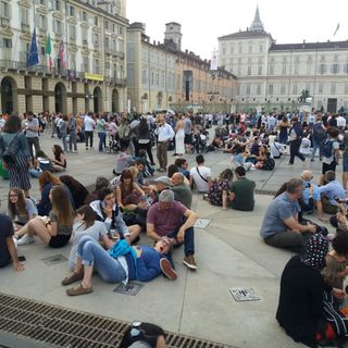 Panini, selfie e asciugamani: così in piazza Castello tutti aspettano i droni