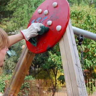 Collaborazione tra cittadini e amministrazione nella cura e nella gestione di piazze e giardini, panchine, aree gioco, cortili scolastici, portabici e pannelli pubblicitari