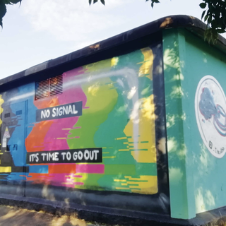 Venaria, un murales sulla cabina di e-distribuzione a tema giovani e socialità