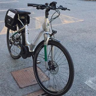 Pinerolo, consegnate le nuove bici elettriche agli agenti della Polizia locale (FOTO)